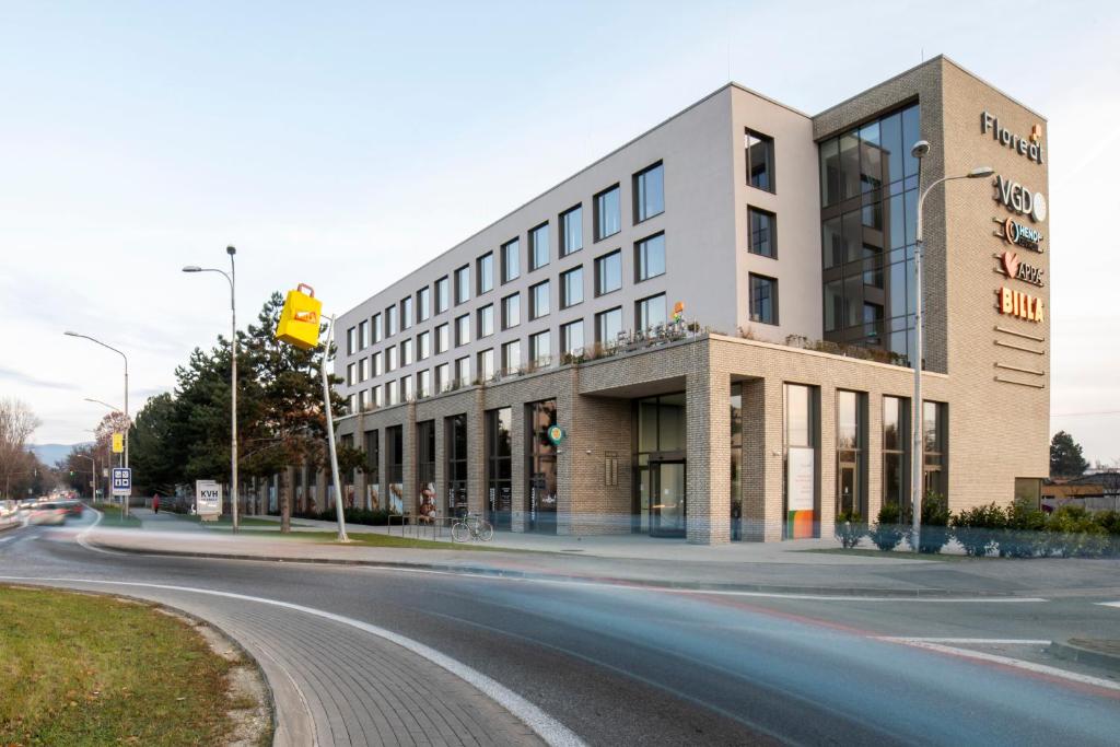 ein Gebäude an der Ecke einer Straße in der Unterkunft Hotel HENDI CENTRUM in Piešťany