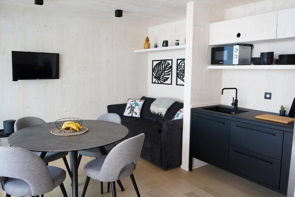 Kuchyňa alebo kuchynka v ubytovaní Boutique style eco-beachhouse, private jacuzzi
