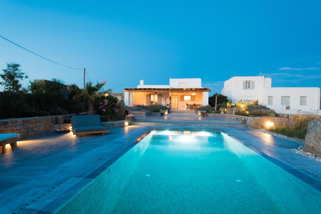 Bazén v ubytování Villa Mykonian Ode with Stunning Sunrise & Sunset Views nebo v jeho okolí