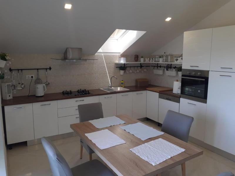 Kuchyň nebo kuchyňský kout v ubytování Apartments Gverić