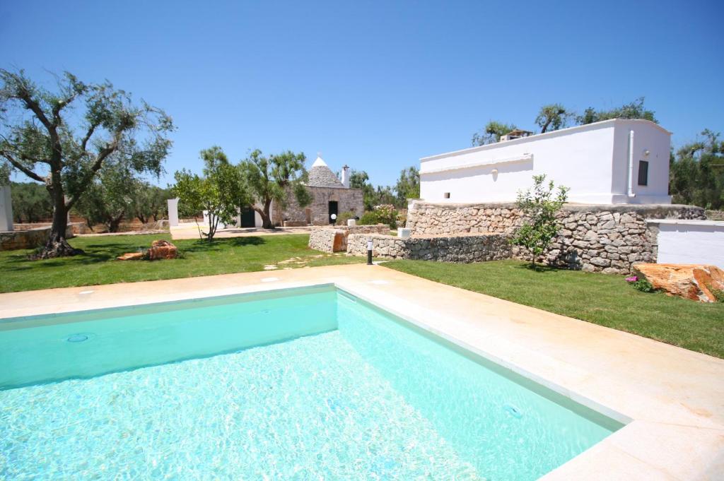 una piscina frente a una villa en Trullo Maria Teresa, en San Vito dei Normanni