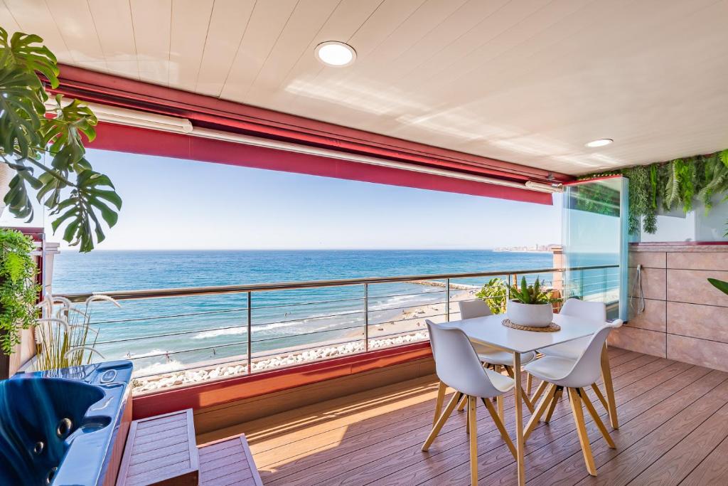 una sala da pranzo con vista sull'oceano di PARADISE SUITES Buenavista Beach a Fuengirola