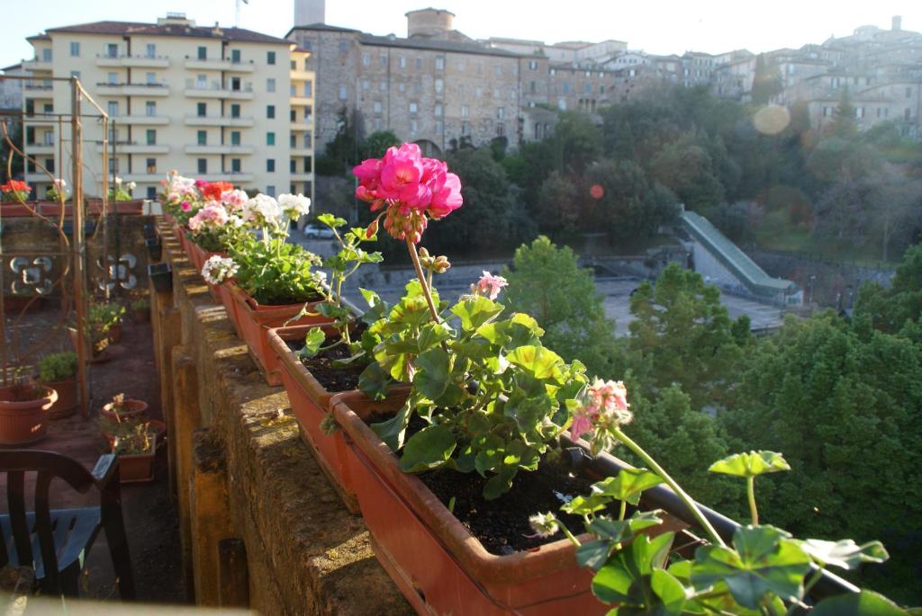 una fila de macetas en un balcón en Alla Residenza Domus Minervae, en Perugia