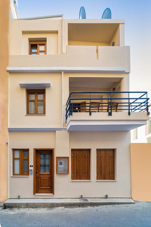 een gevel van een huis met een balkon bij Quince city center in Heraklion
