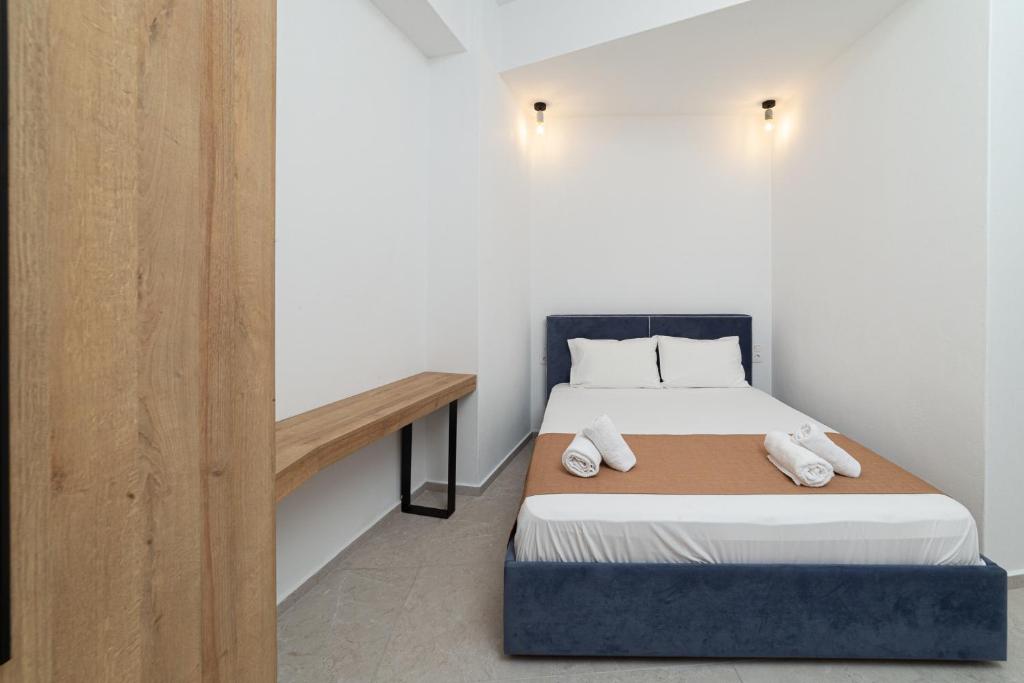 Un pequeño dormitorio con una cama y una escalera en Quince city center en Heraclión