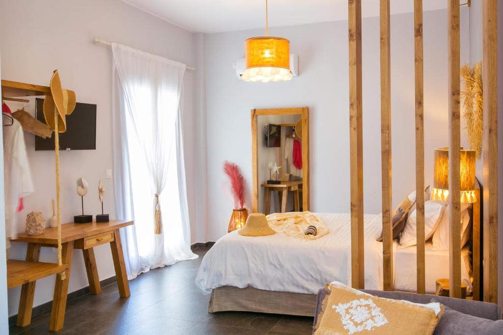 Postel nebo postele na pokoji v ubytování studio lefkes kea