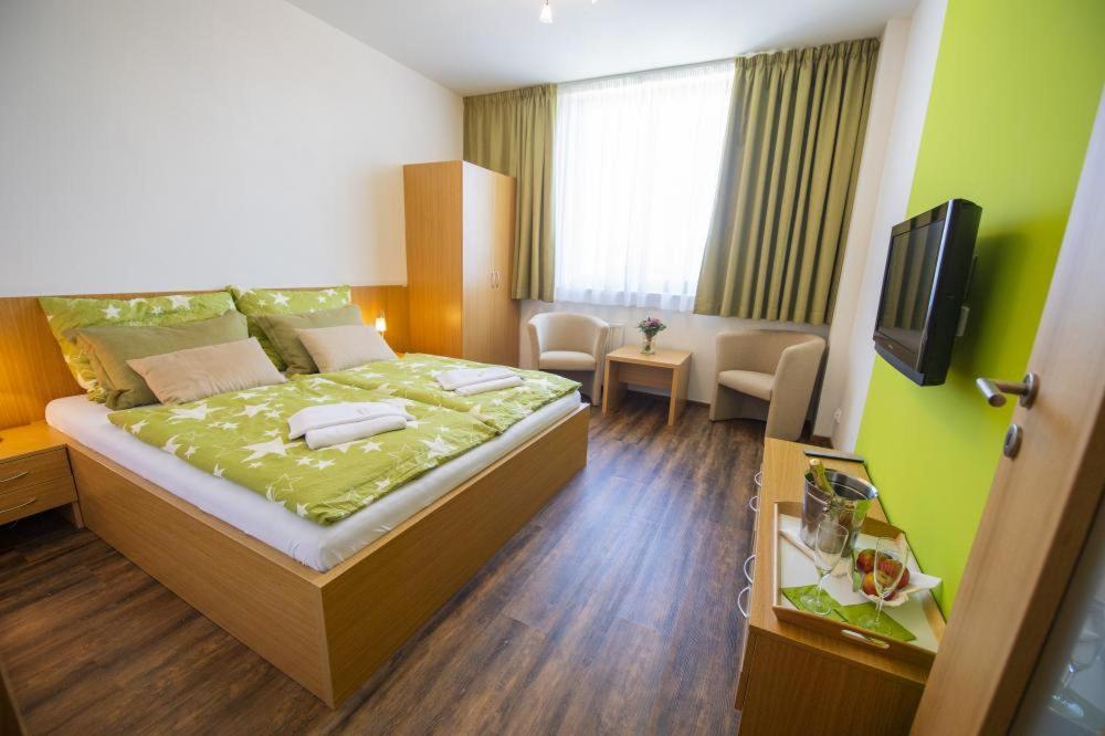 Postel nebo postele na pokoji v ubytování Hotel Berounka
