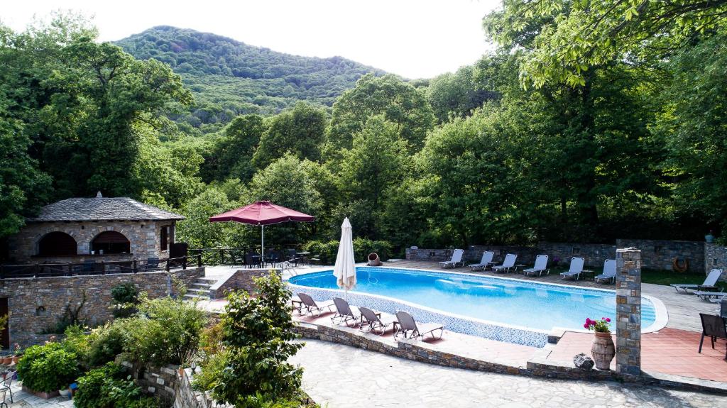 Výhled na bazén z ubytování Amalthia Traditional Guesthouse nebo okolí