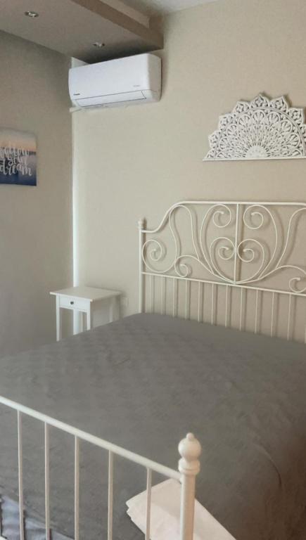 Postel nebo postele na pokoji v ubytování Delfini Beach Hotel & Suites