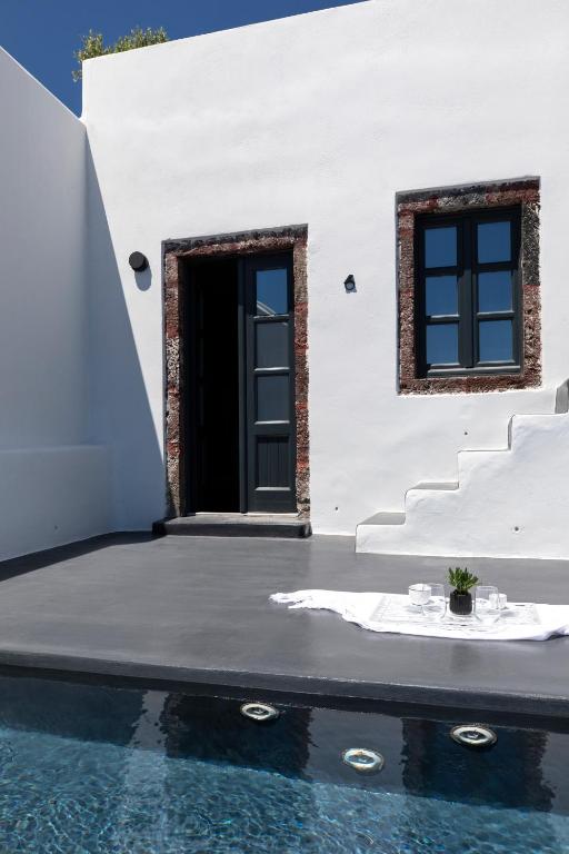 Bazén v ubytovaní Abyss Santorini alebo v jeho blízkosti