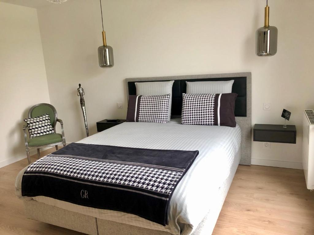 Postel nebo postele na pokoji v ubytování HÔTELYA - Lille Villeneuve d'Ascq