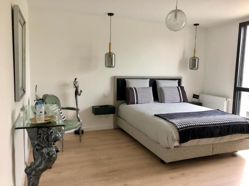 Postel nebo postele na pokoji v ubytování HÔTELYA - Lille Villeneuve d'Ascq