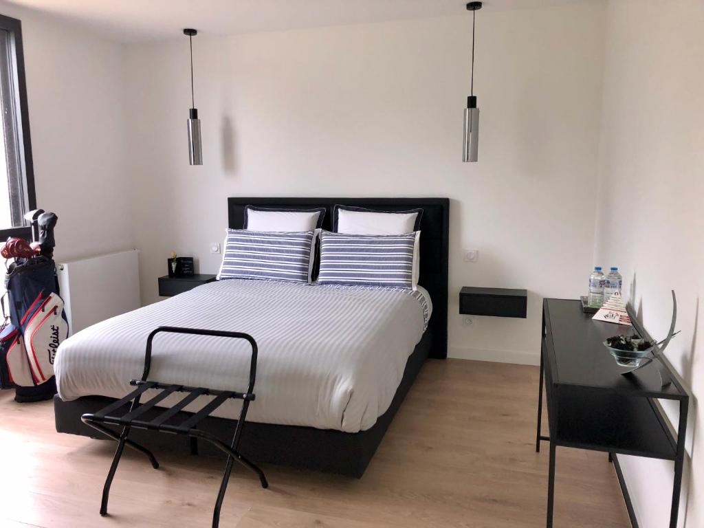 Postel nebo postele na pokoji v ubytování HÔTELYA - Lille Villeneuve d'Ascq