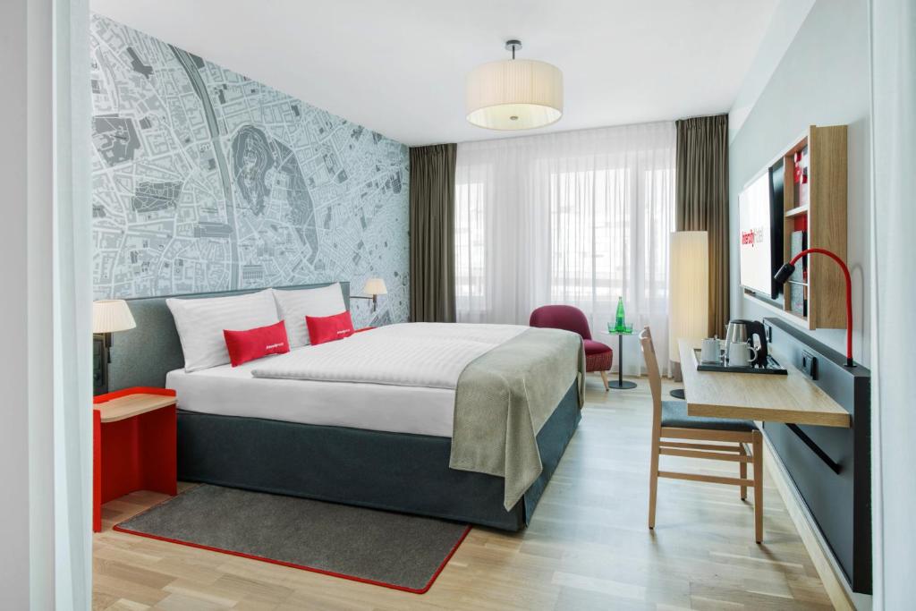 格拉茲的住宿－IntercityHotel Graz，配有一张床和一张书桌的酒店客房