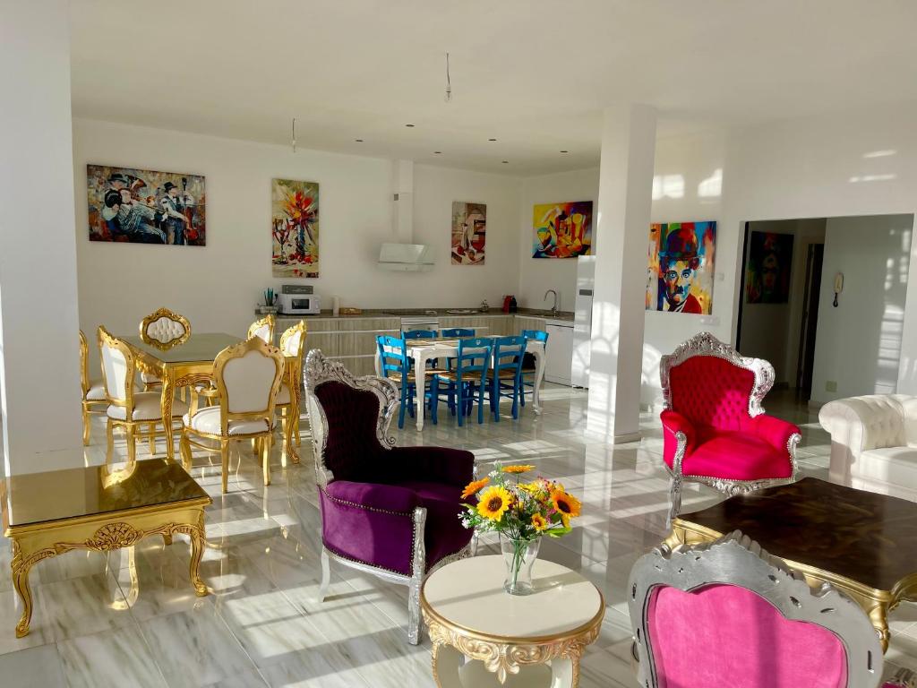 ア・コルーニャにあるApartamento María Pitaのリビングルーム(ピンクの椅子、テーブル付)