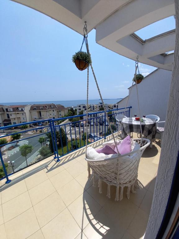 balcón con hamaca y vistas al océano en Vega Village Ap A8, en Sveti Vlas