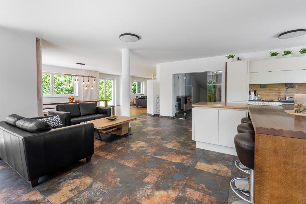 A kitchen or kitchenette at Spacious Chalet Helen - 2 Saunas, 5 Bedrooms, 7 Bathrooms in Kaprun