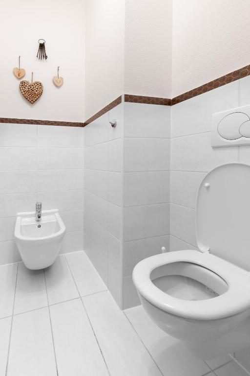 A bathroom at Spacious Chalet Helen - 2 Saunas, 5 Bedrooms, 7 Bathrooms in Kaprun
