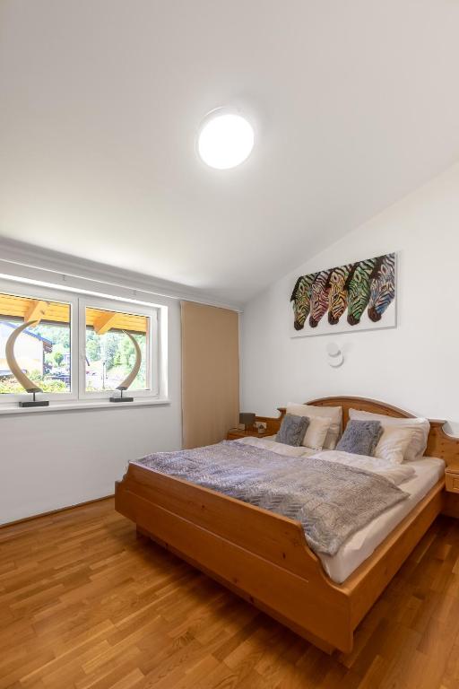 A bed or beds in a room at Spacious Chalet Helen - 2 Saunas, 5 Bedrooms, 7 Bathrooms in Kaprun