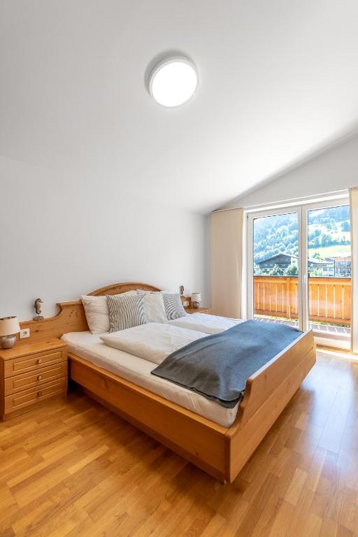 A bed or beds in a room at Spacious Chalet Helen - 2 Saunas, 5 Bedrooms, 7 Bathrooms in Kaprun