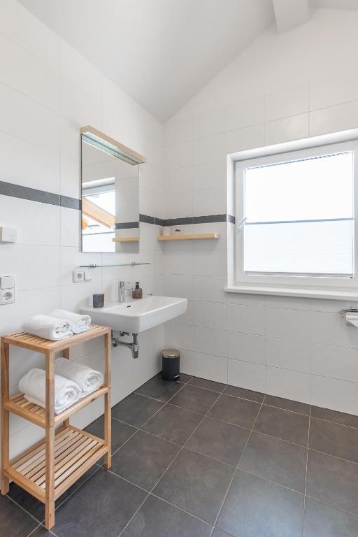 A kitchen or kitchenette at Spacious Chalet Helen - 2 Saunas, 5 Bedrooms, 7 Bathrooms in Kaprun