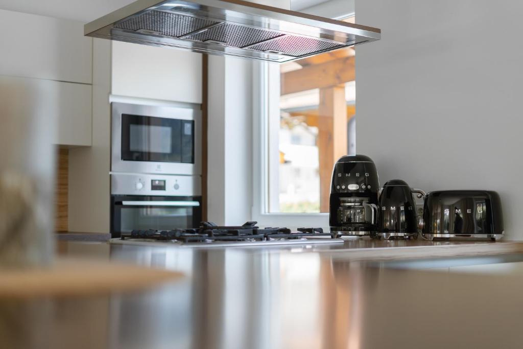 A kitchen or kitchenette at Spacious Chalet Helen - 2 Saunas, 5 Bedrooms, 7 Bathrooms in Kaprun