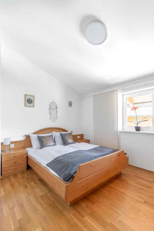 A bed or beds in a room at Spacious Chalet Helen - 2 Saunas, 5 Bedrooms, 7 Bathrooms in Kaprun