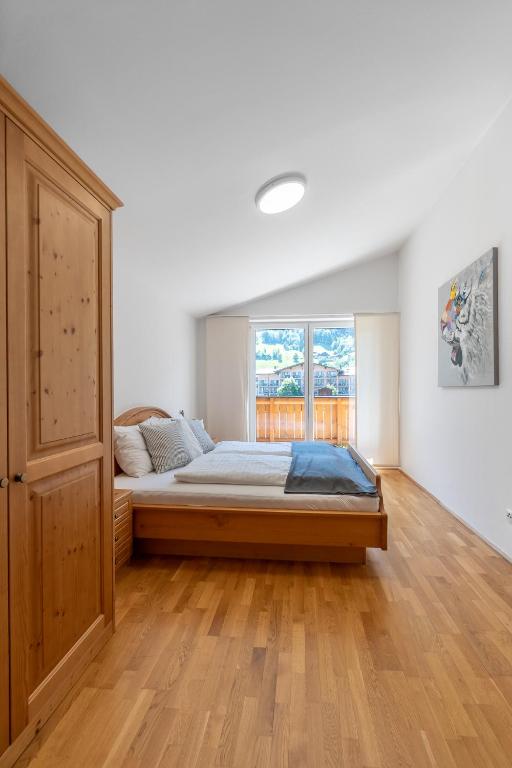 A bed or beds in a room at Spacious Chalet Helen - 2 Saunas, 5 Bedrooms, 7 Bathrooms in Kaprun