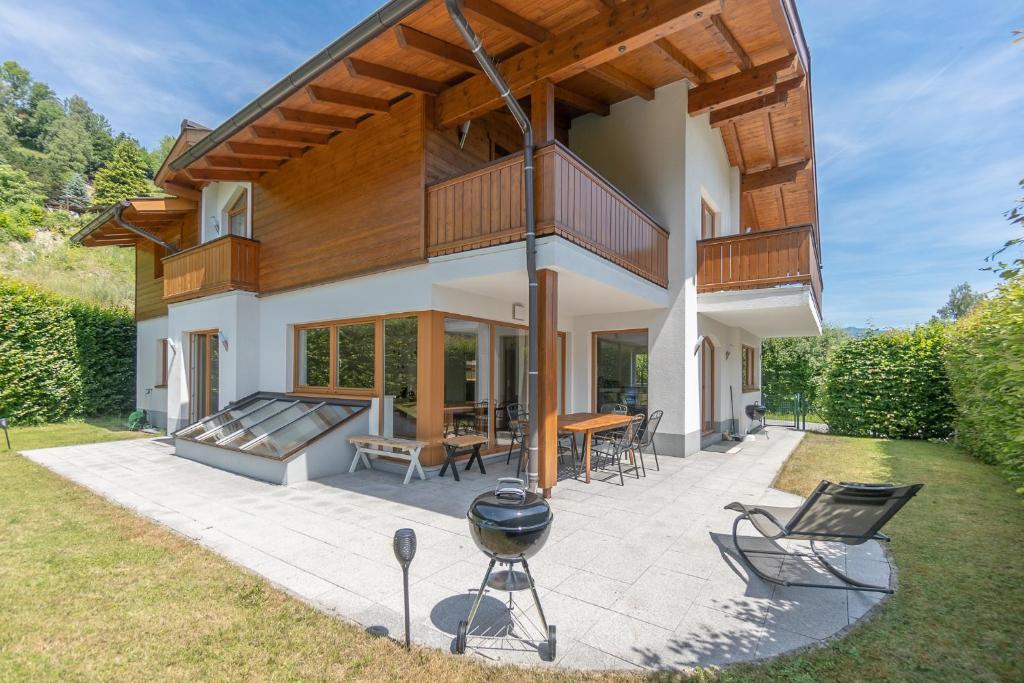 A garden outside Spacious Chalet Helen - 2 Saunas, 5 Bedrooms, 7 Bathrooms in Kaprun