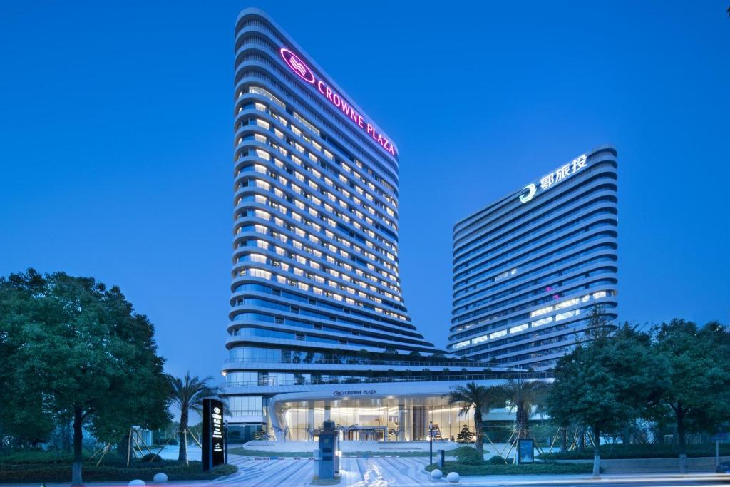 zwei hohe Gebäude in einer Stadt in der Nacht in der Unterkunft Crowne Plaza Wuhan Optics Valley, an IHG Hotel in Wuhan