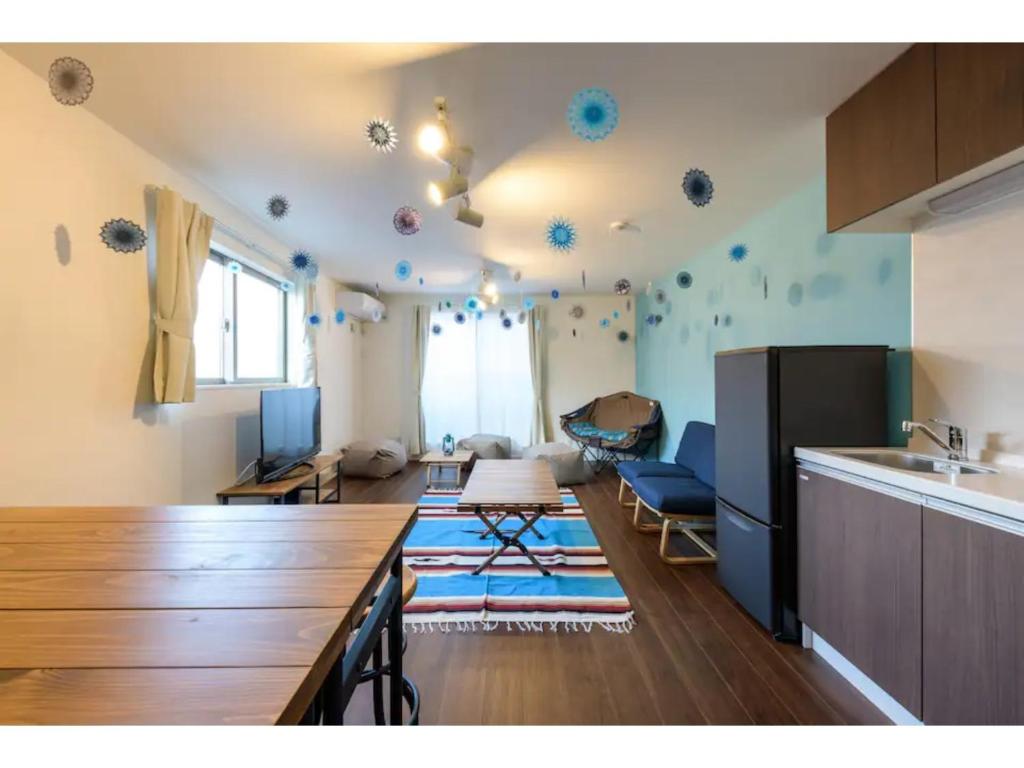 Habitación con cocina y sala de estar. en rakuna Inn Dou-sasazuka - Vacation STAY 47231v, en Tokio