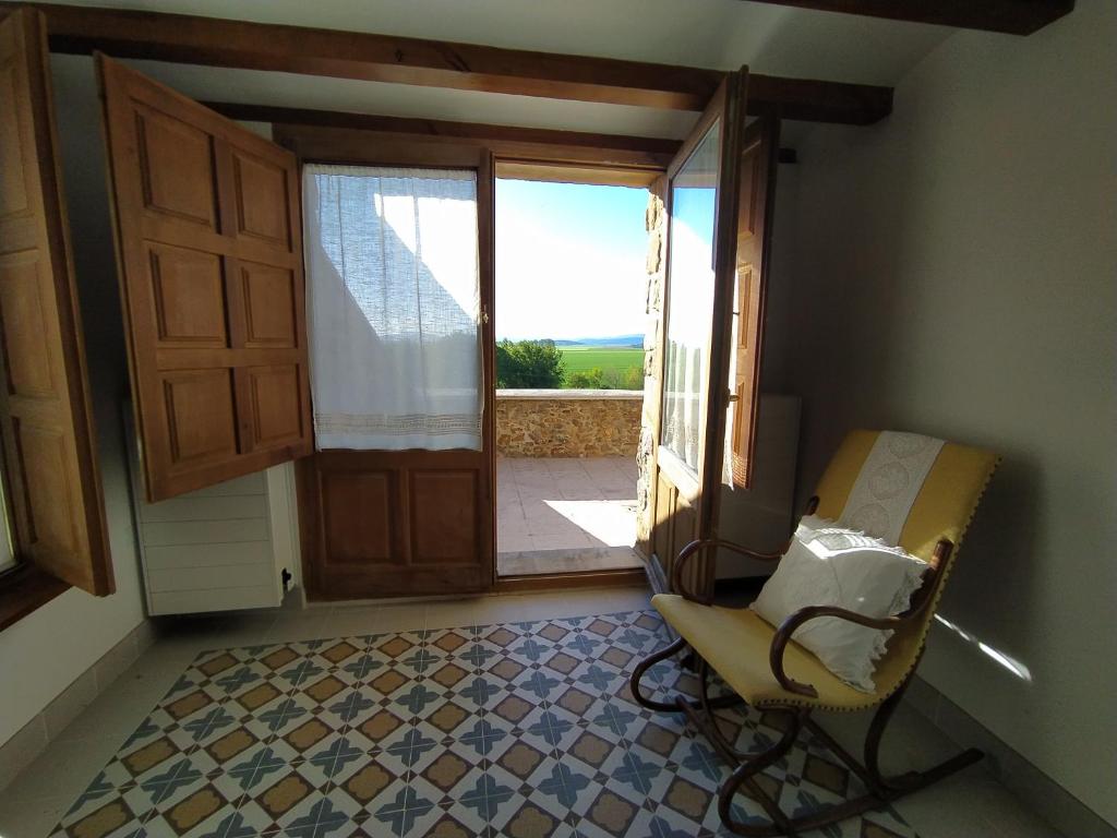 Noviercas的住宿－Casa Bécquer，一间设有门、椅子和窗户的房间
