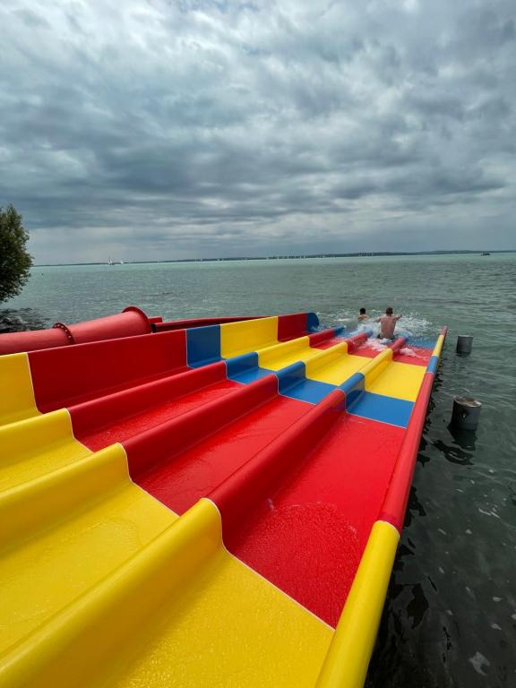 Zábavný večerný program pre hostí v ubytovaní Pelso Camping