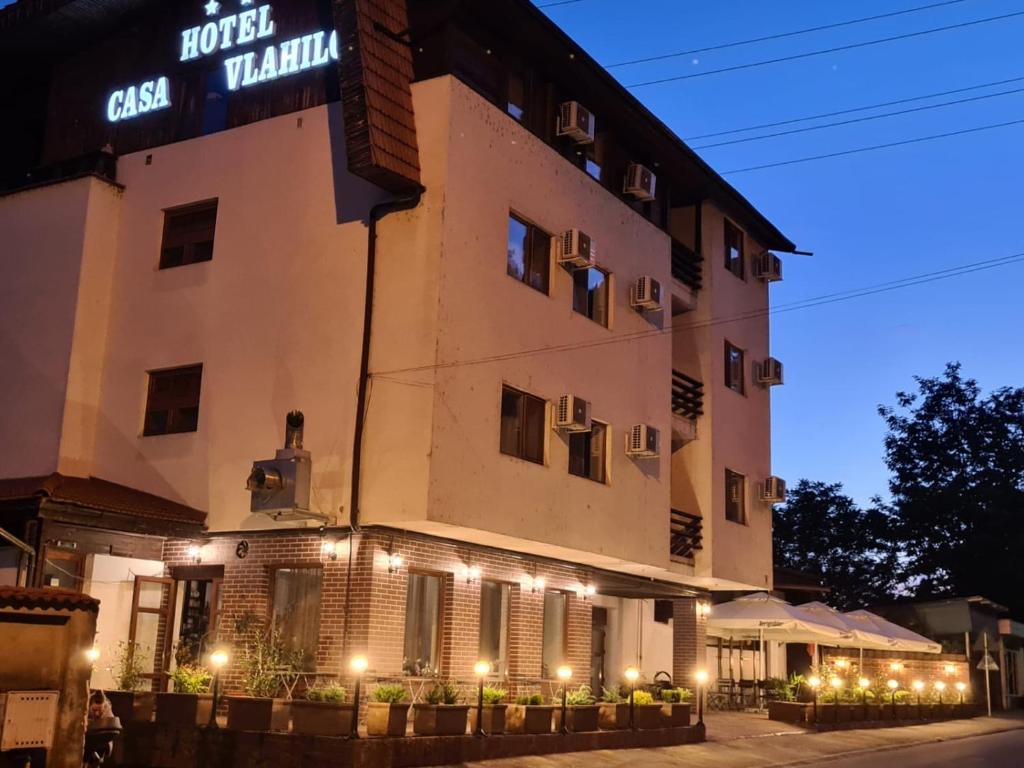 un bâtiment avec un panneau sur son côté dans l'établissement Hotel Casa Vlahilor, à Râmnicu Vâlcea