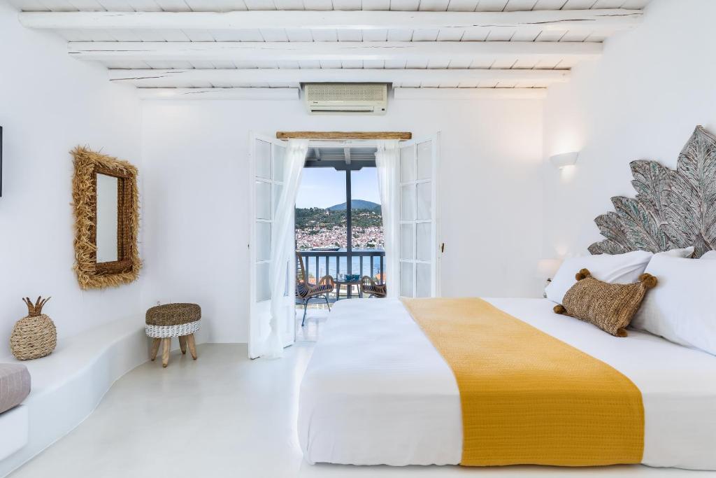 Postel nebo postele na pokoji v ubytování Evlalia Studios & Villas