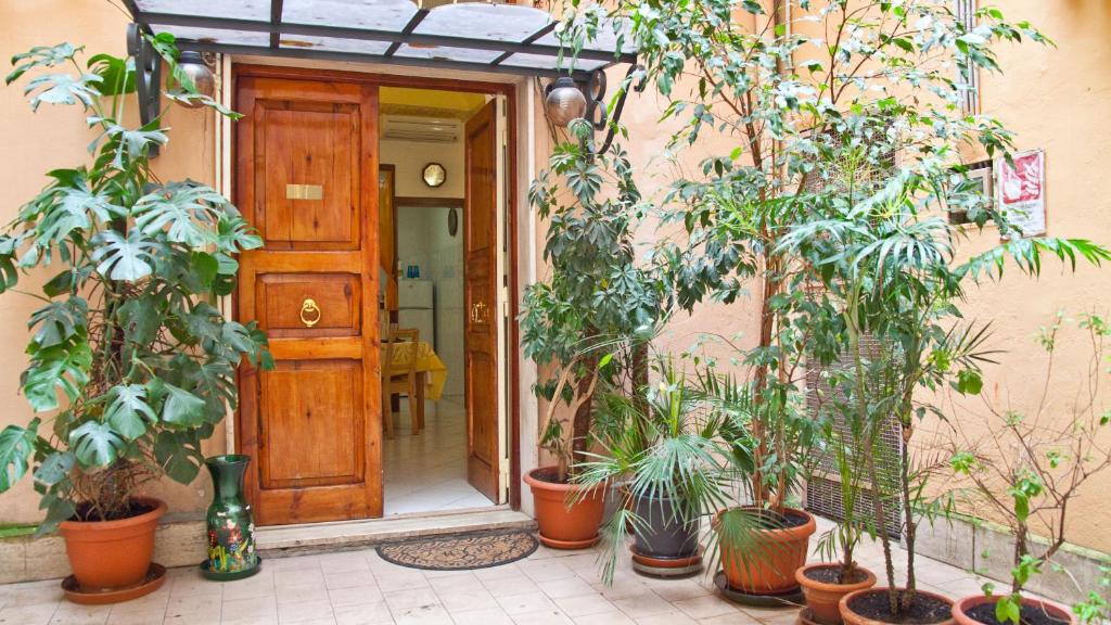 ローマにあるRental in Rome Celeste Apartmentの鉢植え家の玄関
