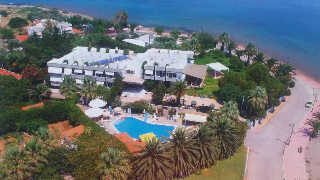einen Luftblick auf ein Resort mit einem Pool in der Unterkunft Batis Hotel in Livanates