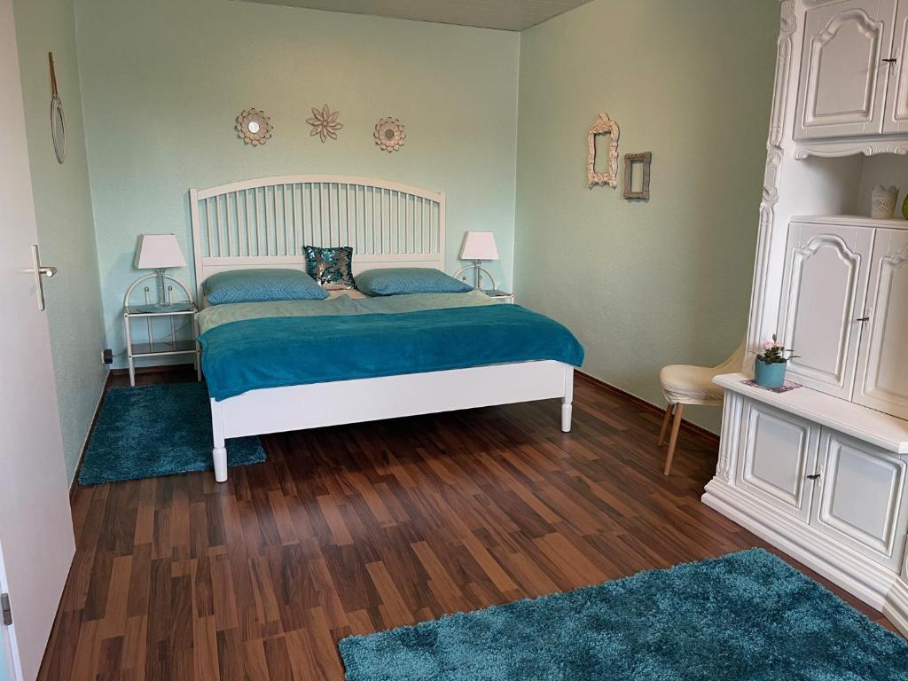 Postel nebo postele na pokoji v ubytování Ferienwohnung Unter den Linden