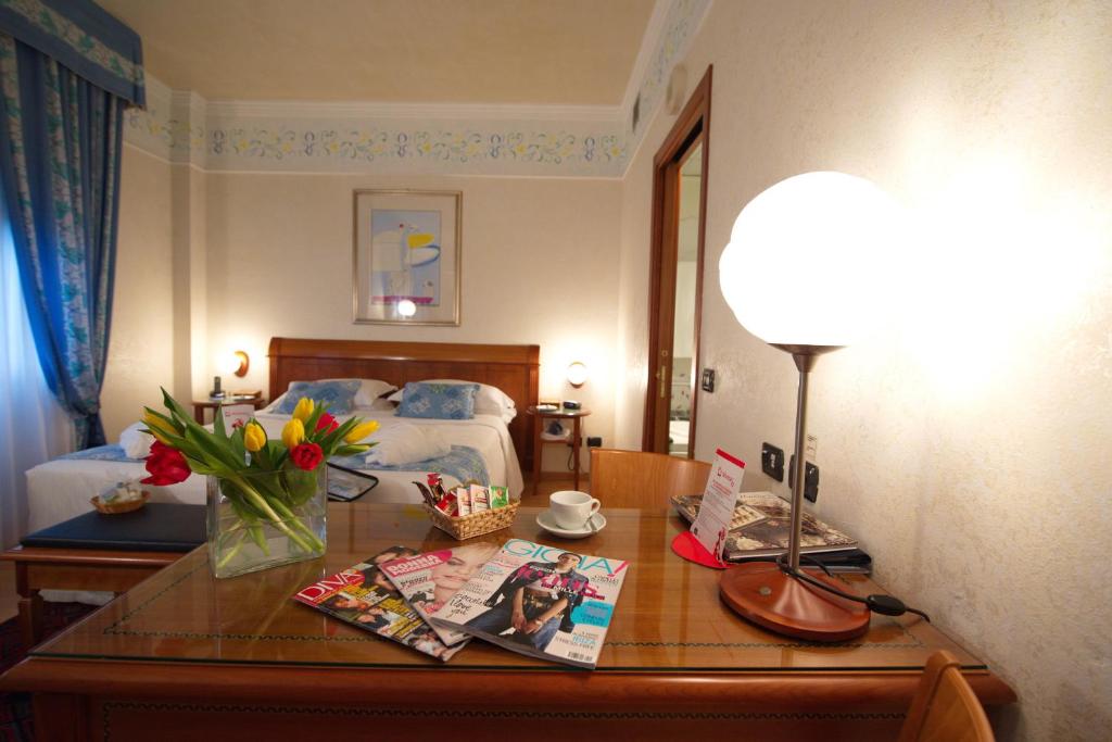 Postel nebo postele na pokoji v ubytování Hotel Firenze