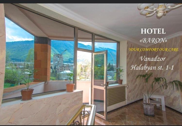 Nespecifikovaný výhled na hory nebo výhled na hory při pohledu z hotelu