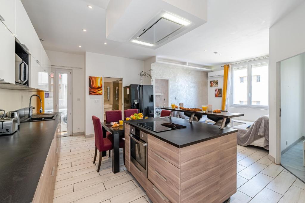 een open keuken en een woonkamer met een aanrecht bij T3 moderne et cosy au bord de mer in Marseille