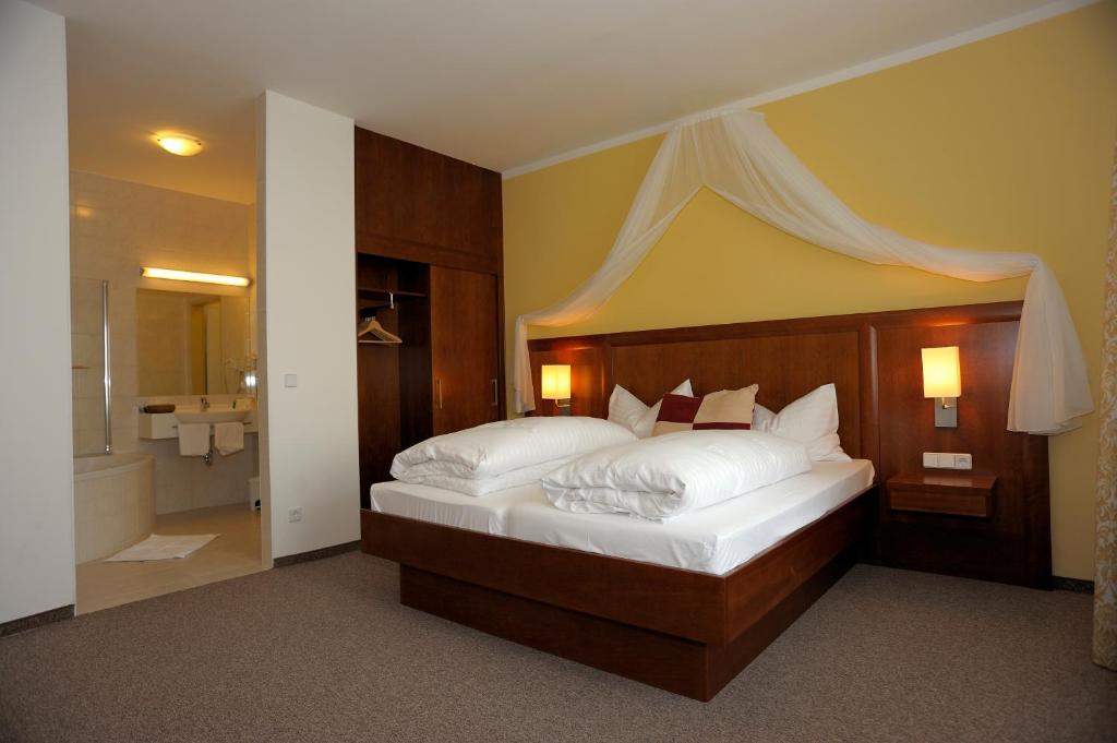Postel nebo postele na pokoji v ubytování Tennis Golf Hotel Höllrigl