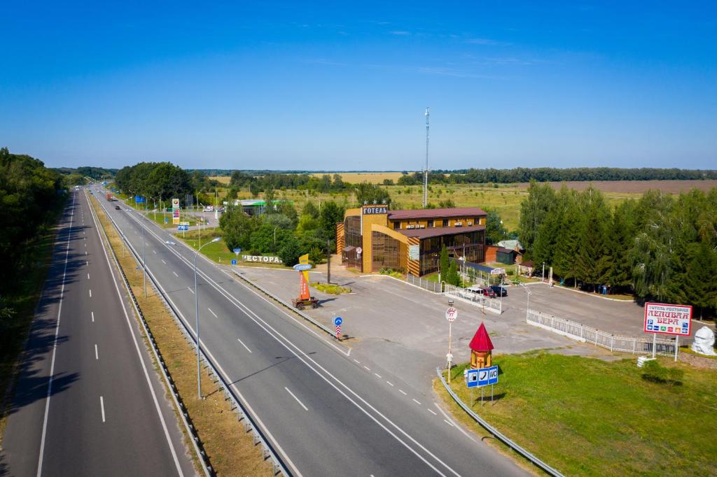 una vista aérea de una autopista con un edificio en ella en Hotel complex Lenivaya Vera en Novaki