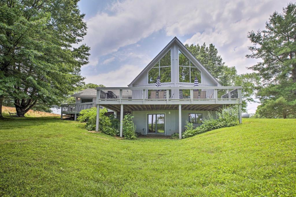 una grande casa con terrazza su un prato di Lake Cumberland Home with Deck and Water Access! a Monticello