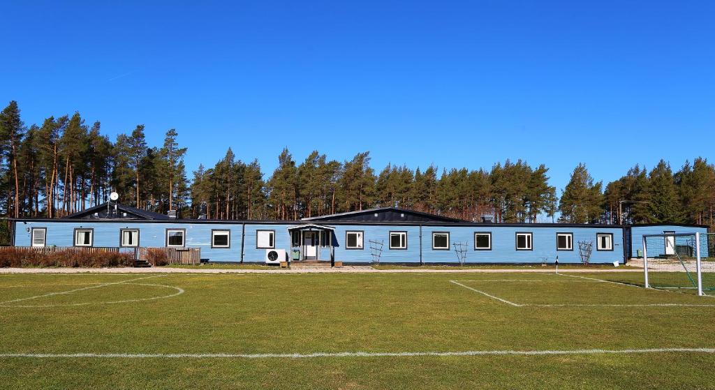 um edifício com um campo de futebol em frente em Traume vandrarhem em Visby