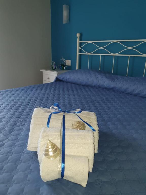 a bedroom with a bed with towels on it at Colle Del Mirto in Castelnuovo Cilento