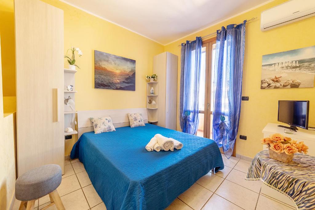 ガリポリにあるB&B Il Girasoleのベッドルーム(青いベッド1台、テレビ付)