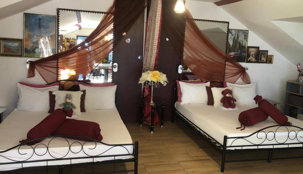 two beds in a room with two bedsitures at Gabi Guesthouse in Constanţa