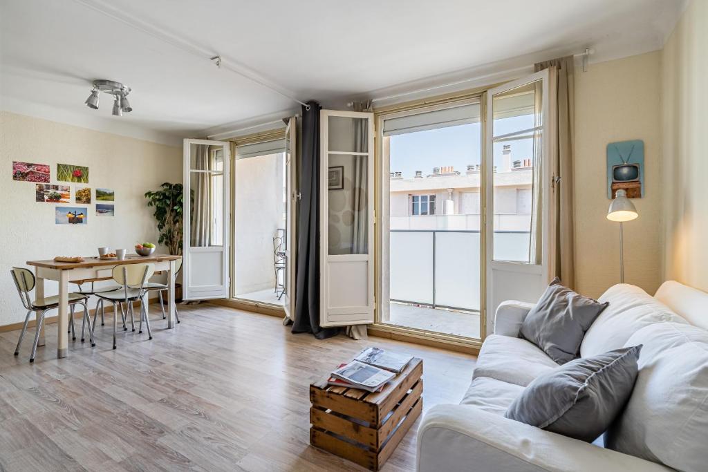 un salon avec un canapé et une table dans l'établissement Studio avec balcon, plage à 50m, proche Vieux Port, à Marseille