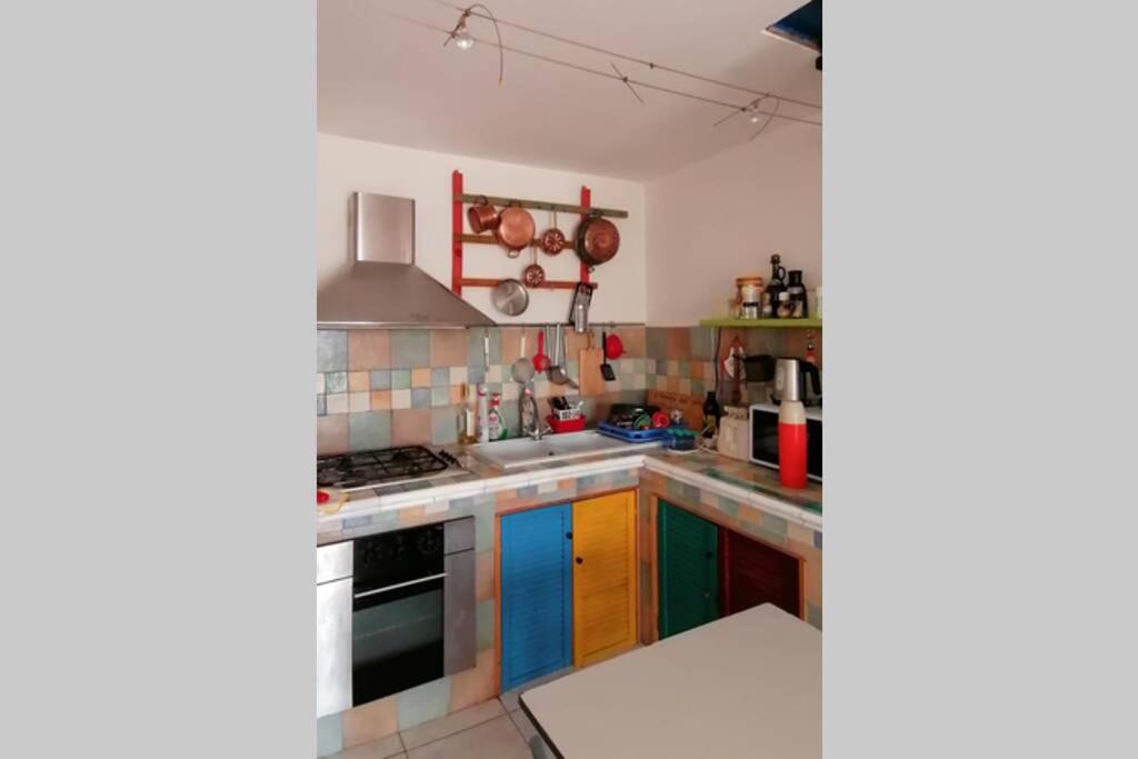 Kuchnia lub aneks kuchenny w obiekcie Appartamento vista mare con terrazza Bosa Turas